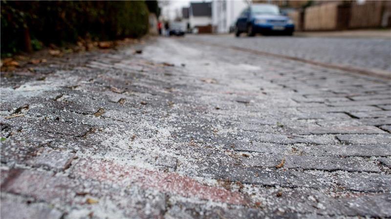 Vereiste Gehwege können schnell gefährlich werden - Abhilfe schafft Streugut. (Archivbild) 