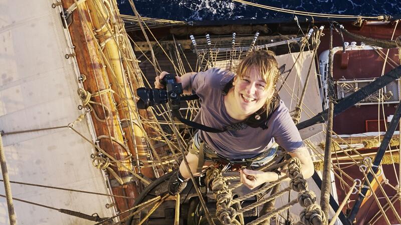 Verena Brüning, fotografiert von Irma Entenmann, während der Atlantiküberquerung auf der Roald Amundsen im Januar 2023.
