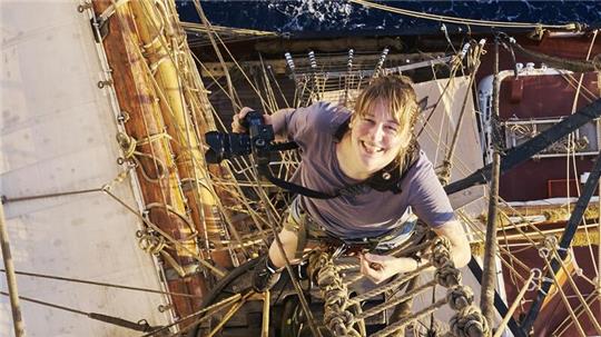 Verena Brüning, fotografiert von Irma Entenmann, während der Atlantiküberquerung auf der Roald Amundsen im Januar 2023.