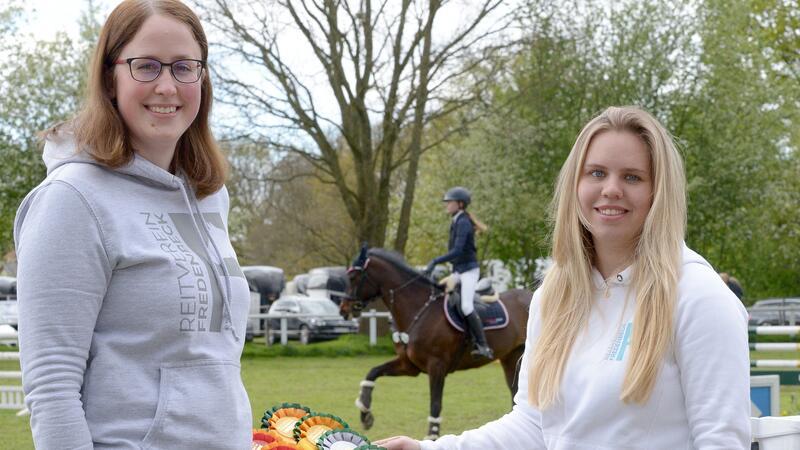 Verena Heitmann (links) und Larissa Bartels haben die Turnierleitung übernommen.