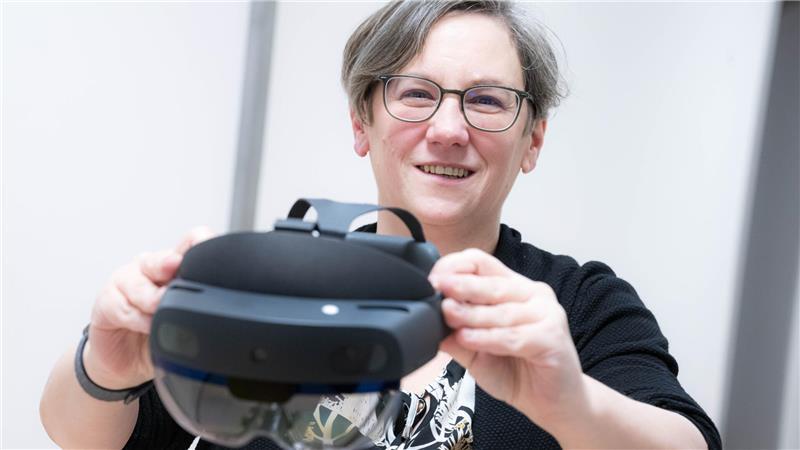 Verena Uslar, wissenschaftliche Mitarbeiterin, steht mit einer VR-Brille im Pius Hospital Oldenburg.
