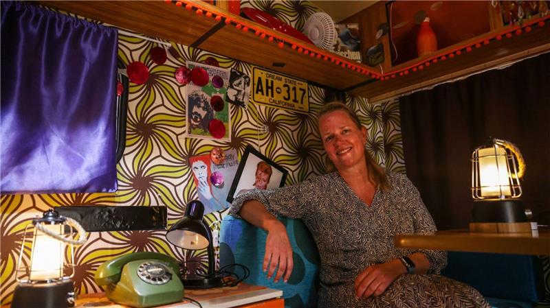 Verena ist eigentlich keine Camperin - aber die Indoor-Version wollte sie mal erleben. Ihr Wohnwagen ist im Flower-Power-Stil der 70-er Jahre gehalten.