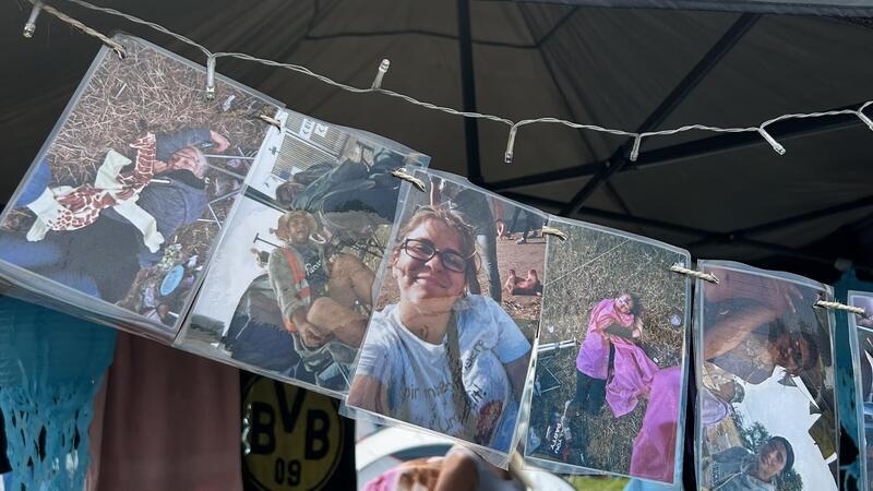 Das glaubt keiner: Einzigartige Deichbrand-Geschichten aus dem Camp South Verewigt hat sich die Freundesgruppe mit Bildern an einer Girlande, die das Camp am Eingang ergänzt.