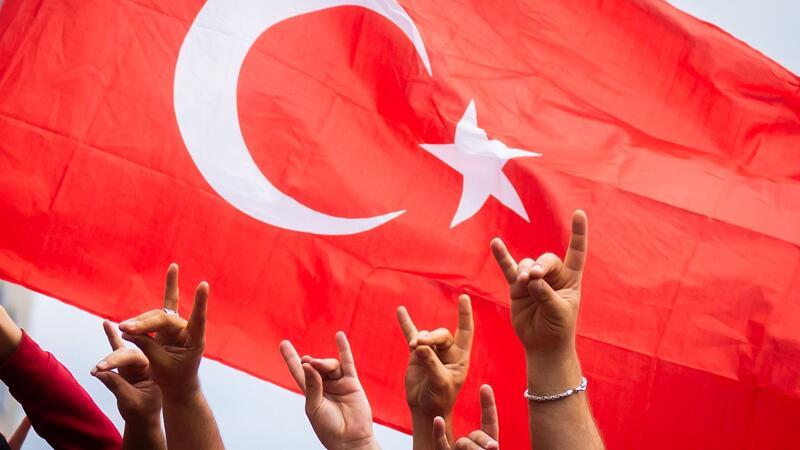 Zuwachs bei türkischen Rechtsextremisten in Hamburg Verfassungsschutz sieht Zuwachs bei türkischen Rechtsextremisten in Hamburg