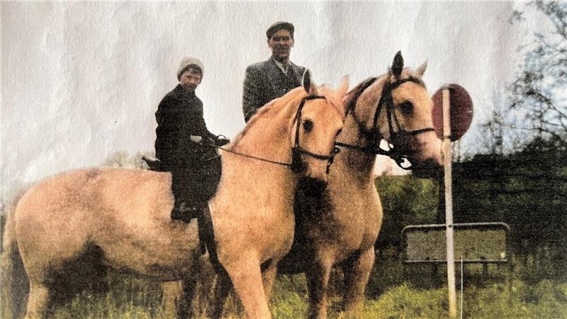 Vergangene Zeiten: Burkhard Wick und sein Vater Helmut beim Ritt zur Deckstelle. Die Stute Dracheneiche, genannt Sabine, ist für Wick unvergessen.