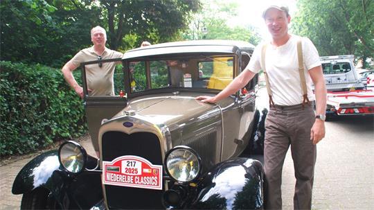 Vergangenes Jahr in Harsefeld gestartet: Christoph Schwan (links) und Conrad Meyer mit ihrem Ford, Baujahr 1930d.