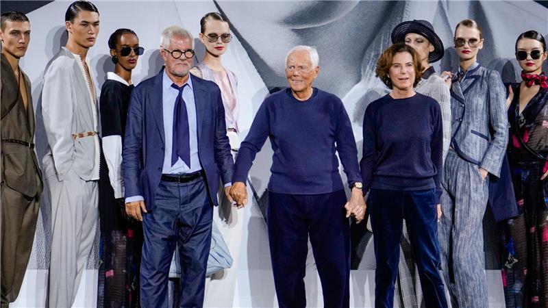 Nach Tod von Armani: Wie geht es mit dem Modehaus weiter? Vergangenes Jahr zeigte sich Armani auf dem Laufsteg mit Leo Dell’Orco und seiner Nichte Roberta. (Archivbild)