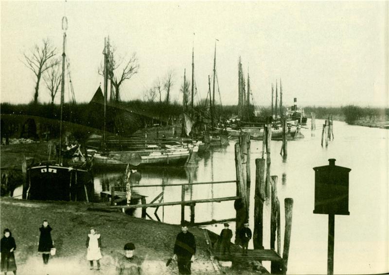 Vergangenheit: Blick in den Borsteler Hafen um 1900, im Hintergrund ist der Dampfer zu sehen. Foto Altländer Archiv der Gemeinde Jork