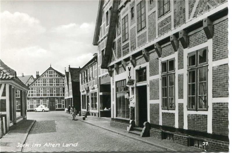 Vergangenheit: die Straße in den Zeiten des Wirtschaftswunders der 1950er Jahre. Foto: Altländer Archiv
