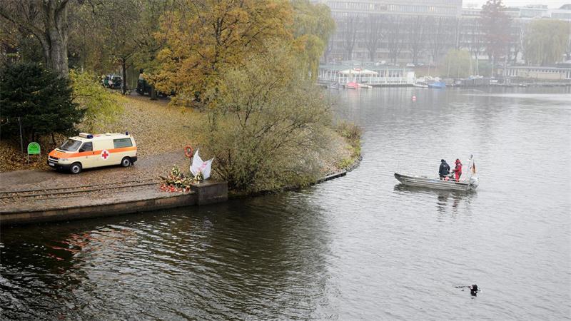 Zehn Jahre nach Mord an der Alster - Kein „Cold Case“ Vergeblich suchten Polizeitaucher nach der Tatwaffe in der Alster. (Archivbild)