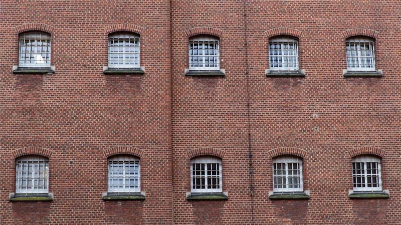 Heiligabend hinter Gittern mit Kartoffelsalat und Bockwurst Vergitterte Fenster in der JVA Vechta: In einigen Gefängnissen in Niedersachsen wird auch gemeinsam gebacken. (Symbolfoto)