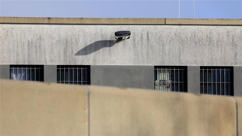 Misshandlungen in JVA? Aufklärung gefordert Vergitterte Fenster in einem Trakt der Justizvollzugsanstalt Augsburg-Gablingen. Der JVA wird die Misshandlung von Häftlingen vorgeworfen.