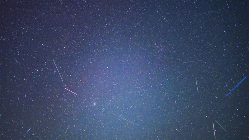 Raketenteile verglühen - „wie ein Science-Fiction-Film“ Verglühender Weltraumschrott leuchtet länger als Sternschnuppen.