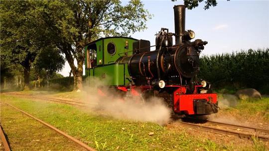Vergnügen in historischem Gefährt: Die Dampflok fährt von Deinste nach Lütjenkamp.