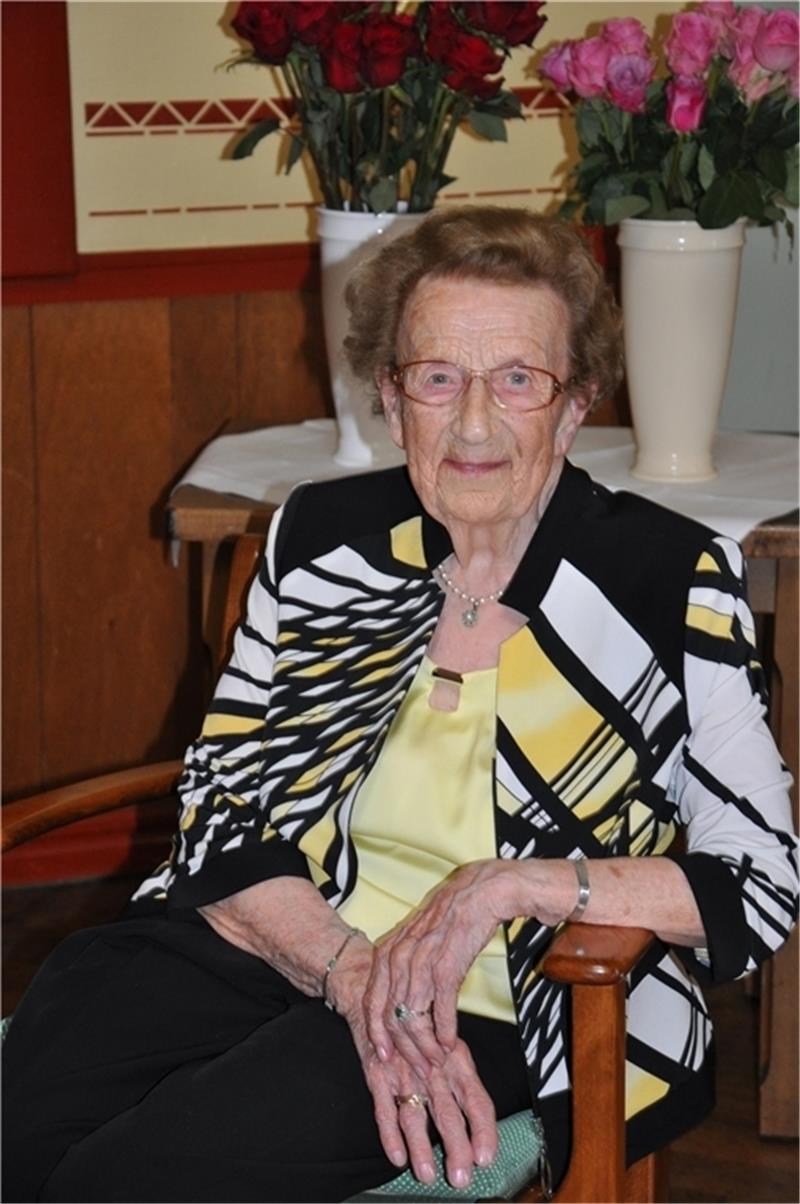 Vergnügt an ihrem 100. Geburtstag: Marga Feindt hat auf dem Saal im Hollerner Hof gefeiert. Foto: Lankuttis