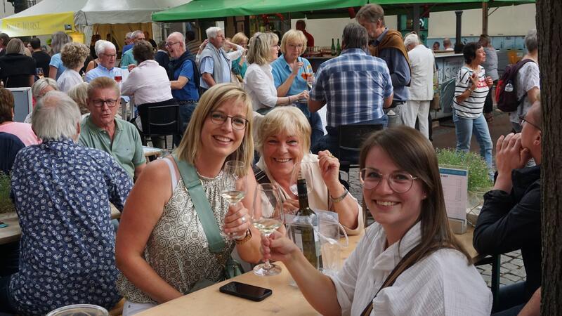 Stader Winzerfest: Ihre Weinmajestät gibt sich die Ehre Vergnügte Gesichter waren beim Stader Winzerfest 2023 auf dem Pferdemarkt zu sehen.