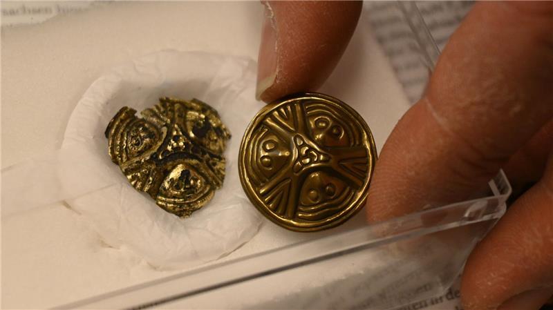 Sklaven gegen Silber: Besondere Wikinger-Münzen der Kalifen als Währung Vergoldet: Skandinavische Scheibenfibel im Borre-Stil aus Horneburg mit einer Nachbildung. Der Borre-Stil steht für den in Skandinavien letzten Abschnitt paganer (heidnischer) Kunst, bevor durch die Christianisierung Einflüsse aus dem Süden zur Herausbildung neuer Kunststile führten.