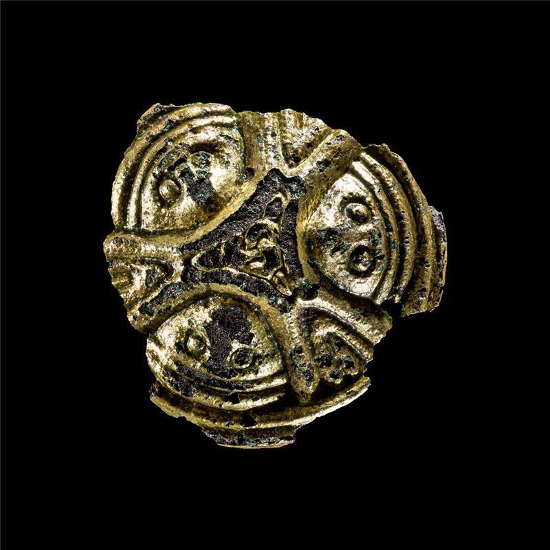 Sklaven gegen Silber: Besondere Wikinger-Münzen der Kalifen als Währung Vergoldet: Skandinavische Scheibenfibel im Borre-Stil aus Horneburg mit einer Nachbildung. Der Borre-Stil steht für den in Skandinavien letzten Abschnitt paganer (heidnischer) Kunst, bevor durch die Christianisierung Einflüsse aus dem Süden zur Herausbildung neuer Kunststile führten.