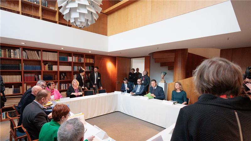 Verhandlungsbeginn in Berlin.