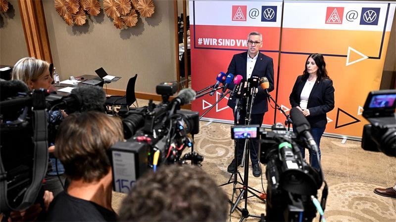 Verhandlungsführer Thorsten Gröger und VW-Betriebsratschefin Daniela Cavallo. (Archivbild)