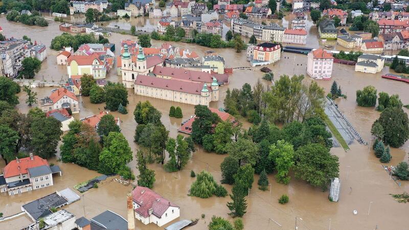 Hochwasser von Polen bis Österreich: Deutschland rüstet sich Verheerende Verwüstung in Klondzko in Polen.