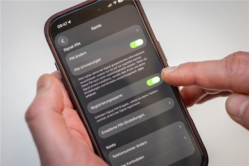 Verhindert die Übernahme des Kontos auf einem fremden Gerät: die Registrierungssperre. Sie lässt sich bei Signal mit einem Wischer aktivieren.