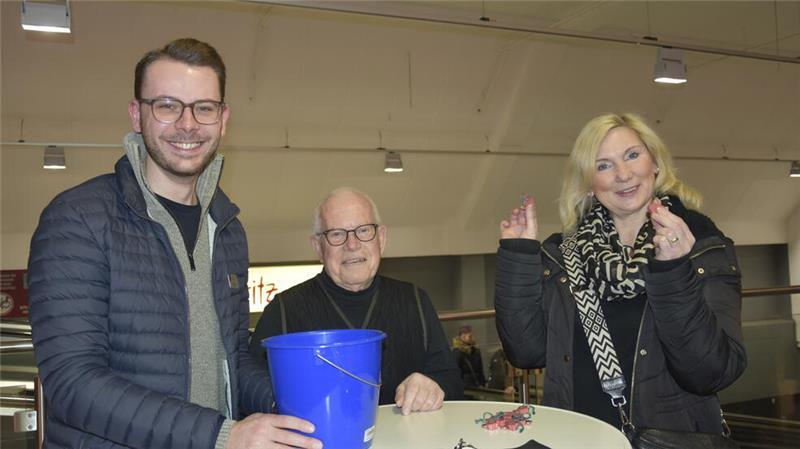 Verkäufer Niels Kohlhaase und Robert Kamprad waren binnen 15 Minuten ihre Schweinchen los.