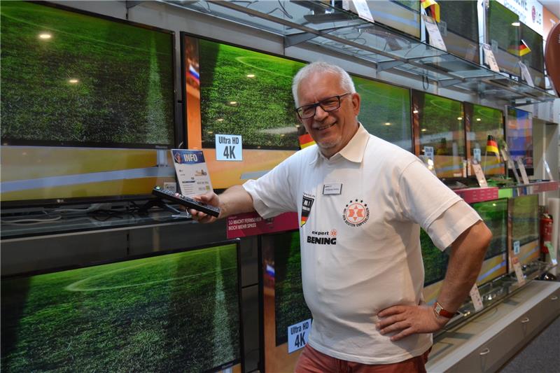 Verkäufer Wolfgang Sattler und seine Kollegen bei Bening verkaufen sehr viele Fernseher vor und während der großen Turniere. Fotos Battmer/Berlin/Scholz
