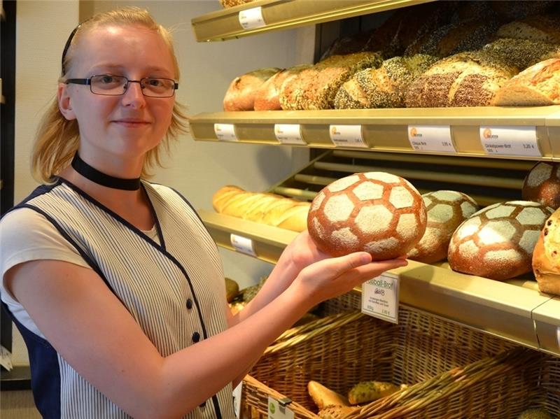 Verkäuferin Viviana Barz mit dem Fußball-Brot der Bäckerei Richter. Foto: Wilkening
