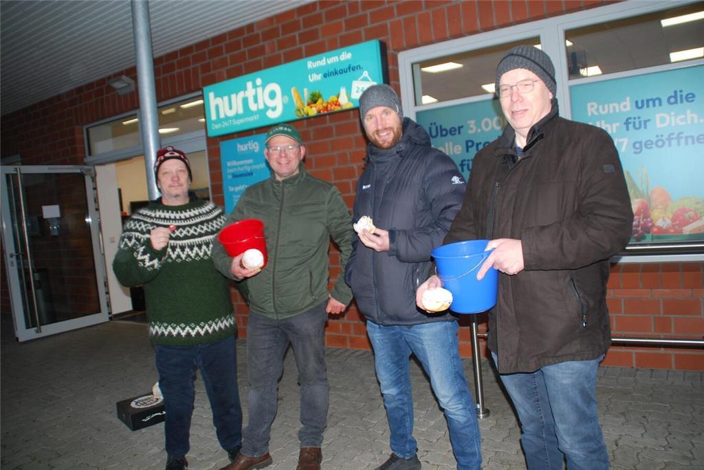 Verkauf vor dem Hurtig-Markt in Sauensiek.