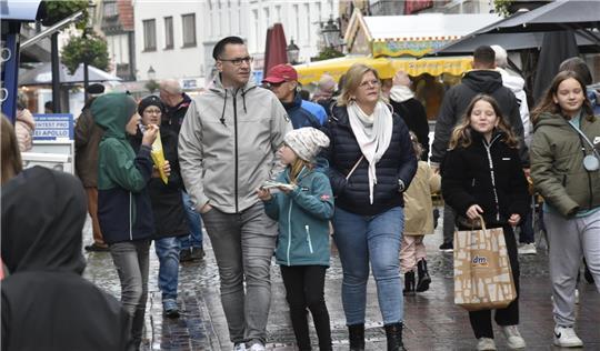 Verkaufsoffene Sonntage wie hier in Buxtehude locken die ganze Familie in die Innenstadt.