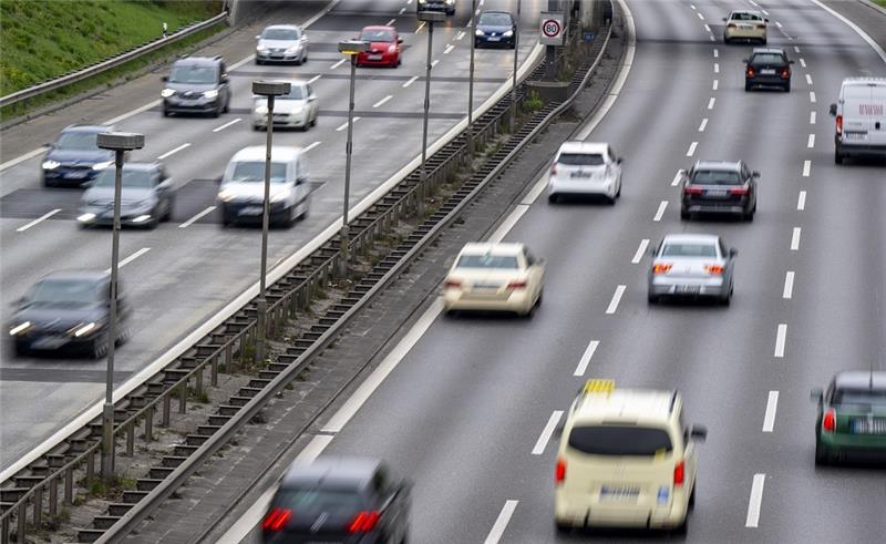 Verkehr auf der Autobahn. Foto: Monika Skolimowska/dpa (Symbolfoto)