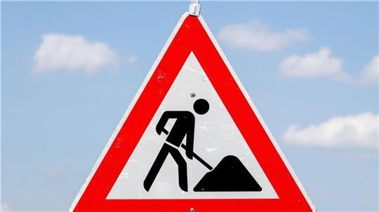 Verkehrschaos im Norden: Bauarbeiten auf der B73 und Zugausfälle auf der RE5 sorgen für Frust bei Pendlern.