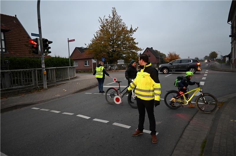 Verkehrshelfer sichern die Kreuzung in Jork-Ladekop für die Schülerinnen und Schüler der Grundschule. Foto: Vasel