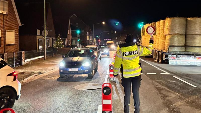 Ein Polizist winkt Autos aus.