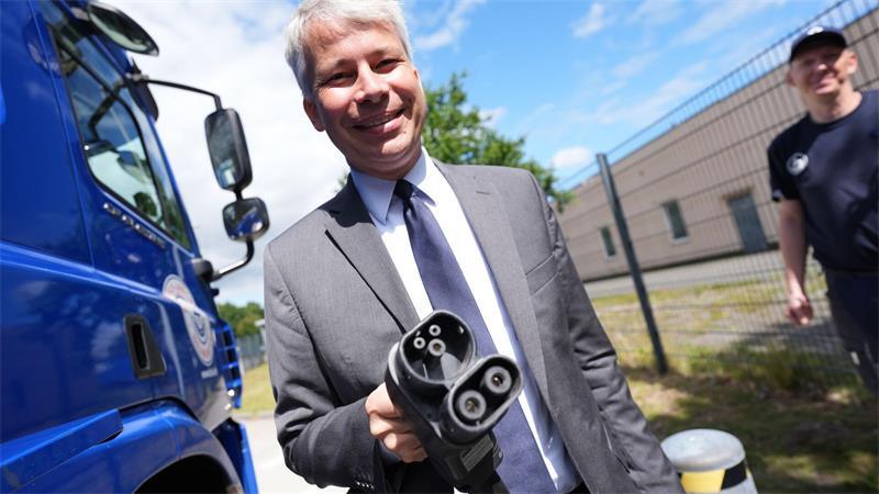 Verkehrsminister Bilger ließ sich einen E-Lkw zeigen.