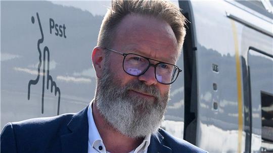 Verkehrsminister Claus Ruhe Madsen (CDU) nennt die Bahnstrecke eine Lebensader Sylts zum Festland. (Archivbild)