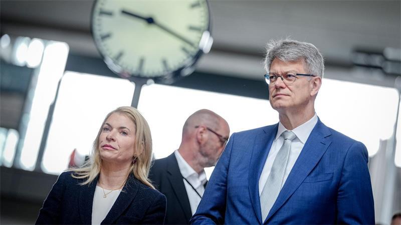 Verkehrsminister Patrick Schnieder (CDU) fordert von Bahnchefin Evelyn Palla Aufklärung über den Vorfall.