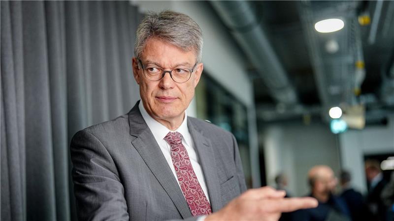 Verkehrsminister kündigt Bahn-Strategie bis Spätsommer an Verkehrsminister Schnieder will bis zum Spätsommer einen Plan entwerfen, in welche Richtung es mit der Bahn weitergehen soll.
