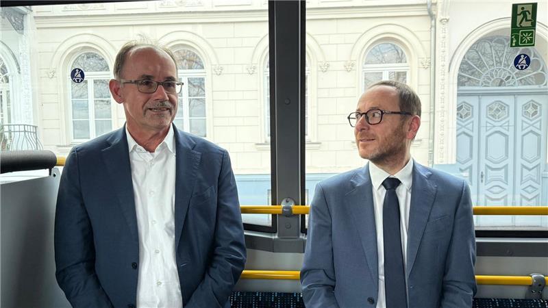 Verkehrsminister Wolfgang Blank (parteilos, l) und Ecovista-Geschäftsführer Michael Bader zeigen sich zufrieden.