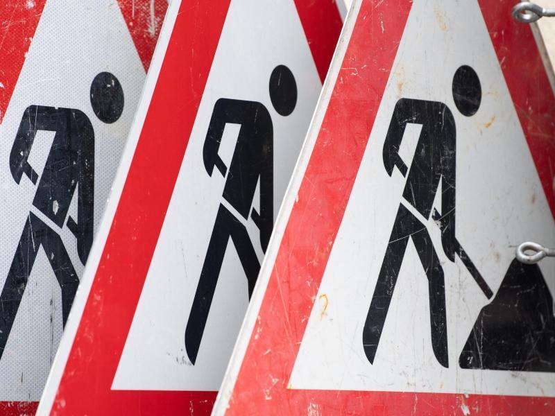 Verkehrsschilder für eine Baustelle stehen nebeneinander. Foto: Sebastian Kahnert/dpa-Zentralbild/ZB/Symbolbild