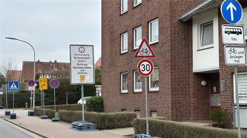 Verkehrsteilnehmer werden in der Sachsenstraße mit diversen Schildern konfrontiert.