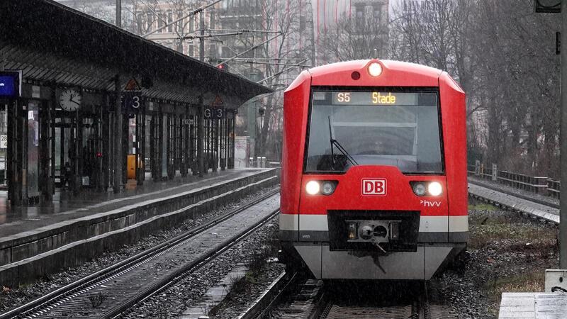 Verkehrt alle 60 Minuten: Die S5 zwischen Stade und Neugraben.