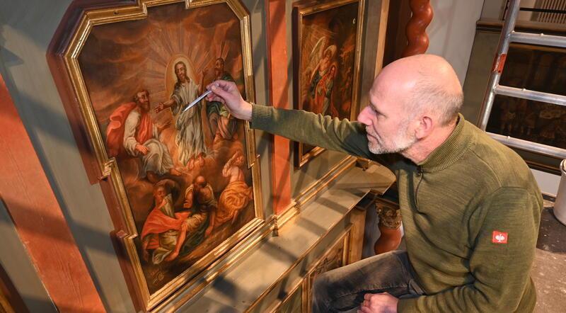 Horneburg: Er holt Jesus aus der Finsternis zurück „Verklärung Jesu“: Restaurator Gerold Ahrends festigt ein zentrales Gemälde des Altars von 1729 in der Liebfrauenkirche in Horneburg.