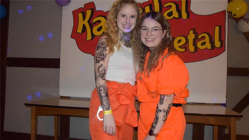 75 Jahre Karneval am Auetal: Das sind die tollsten Kostüme Verkleidet als Sträflinge brechen Sophie Cohrs und Christin Wichers im Karneval aus dem Alltag aus. Die Tattoos lassen sich mit Öl und Wasser wieder entfernen.