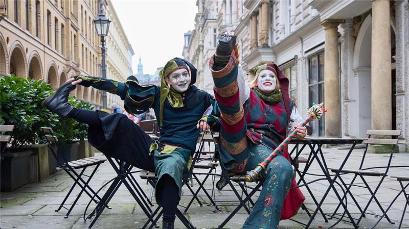 Verkleidete Besucher posieren während des Venezianischen Maskenzaubers in den Colonnaden.