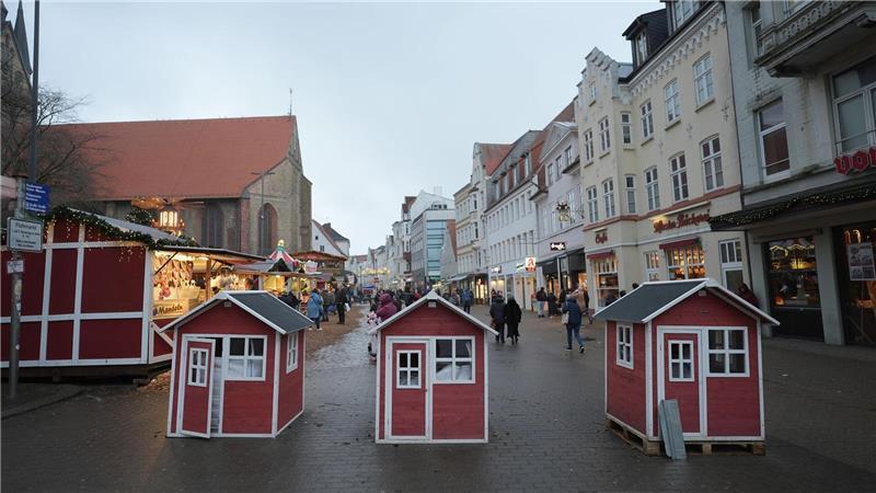 Verkleidete Durchfahrtssperren stehen vergangenes Jahr in Flensburg. (Archivbild) 