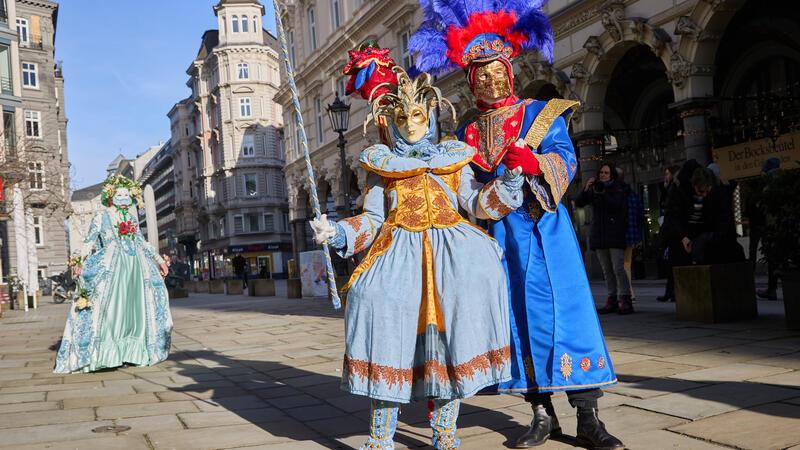 „Maskenzauber“ in Hamburger Innenstadt sorgt für Aufsehen Verkleidete Karnevalfans haben viele neugierige Zuschauer an der Binnenalster in Hamburg.
