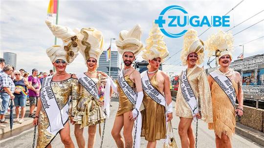 Verkleidete Teilnehmer in goldenen Kostümen beim CSD in Köln. Mit mehr als 60.000 Teilnehmern und über eine Million erwarteten Besuchern gilt der Kölner CSD als einer der größten in Europa.