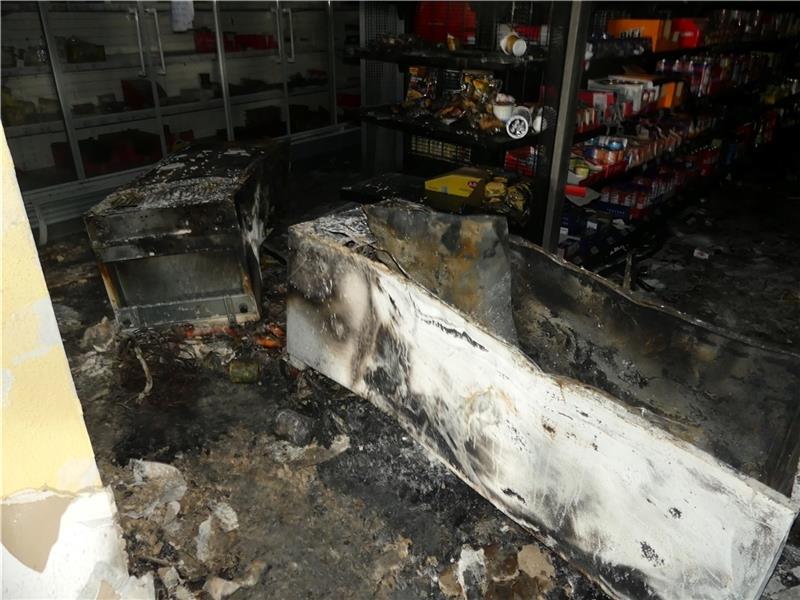 Verkohlte Kühltruhen im hinteren Marktbereich. Schwarzer Ruß hat sich überall im Gebäude ausgebreitet und alles kontaminiert. Foto: Knappe